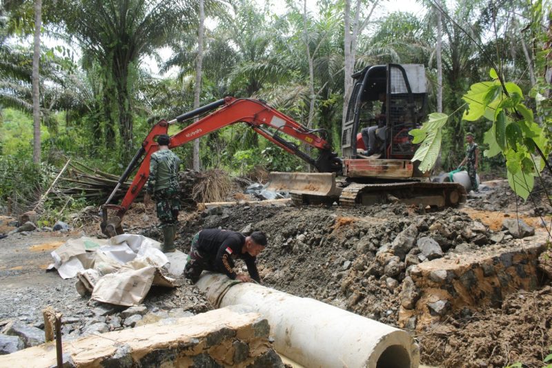 TNI dan warga Tanah Bumbu bergotong royong membangun gorong-gorong TMMD ke-126 untuk memperlancar akses dan meningkatkan kesejahteraan