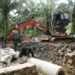 TNI dan warga Tanah Bumbu bergotong royong membangun gorong-gorong TMMD ke-126 untuk memperlancar akses dan meningkatkan kesejahteraan