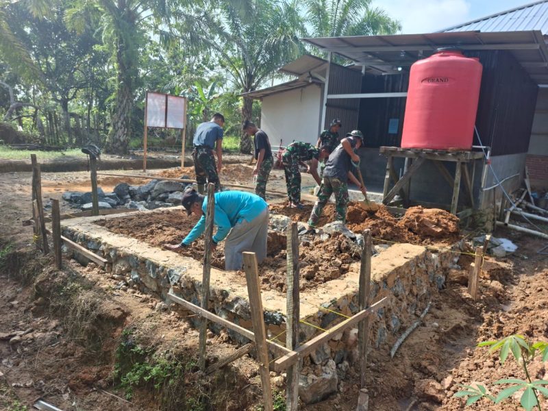 Program TMMD ke-126 Kodim 1022/Tanah Bumbu bangun fasilitas MCK umum untuk tingkatkan kebersihan dan kesehatan warga pedesaan