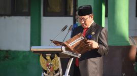 Plh. Kepala Kemenag Tanah Bumbu, H. Khairun Noor, S.Ag., memimpin apel peringatan Hari Kesaktian Pancasila dengan membacakan naskah Pancasila di Halaman Kantor Kemenag Tanah Bumbu, Rabu (1/10/2025).