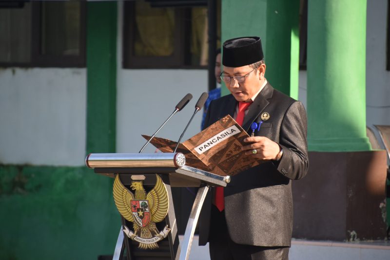 Plh. Kepala Kemenag Tanah Bumbu, H. Khairun Noor, S.Ag., memimpin apel peringatan Hari Kesaktian Pancasila dengan membacakan naskah Pancasila di Halaman Kantor Kemenag Tanah Bumbu, Rabu (1/10/2025).