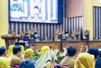Suasana Rapat Paripurna DPRD Tanah Bumbu dengan agenda mendengarkan jawaban Bupati atas Pemandangan Umum Fraksi terhadap RAPBD Tahun Anggaran 2026, yang berlangsung di Ruang Utama Kantor DPRD Tanah Bumbu, Senin (3/11/2025)