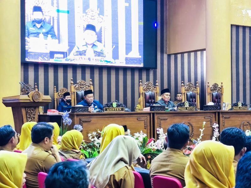 Suasana Rapat Paripurna DPRD Tanah Bumbu dengan agenda mendengarkan jawaban Bupati atas Pemandangan Umum Fraksi terhadap RAPBD Tahun Anggaran 2026, yang berlangsung di Ruang Utama Kantor DPRD Tanah Bumbu, Senin (3/11/2025)