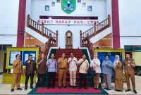 Rombongan Badan Anggaran (Banggar) DPRD Kabupaten Kotabaru saat berfoto bersama jajaran Sekretariat DPRD Tanah Bumbu usai melaksanakan kunjungan kerja di Ruang Rapat Paripurna DPRD Tanah Bumbu, Selasa (4/11/2025).