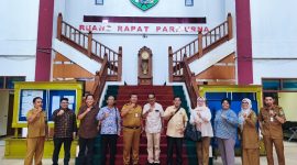 Rombongan Badan Anggaran (Banggar) DPRD Kabupaten Kotabaru saat berfoto bersama jajaran Sekretariat DPRD Tanah Bumbu usai melaksanakan kunjungan kerja di Ruang Rapat Paripurna DPRD Tanah Bumbu, Selasa (4/11/2025).