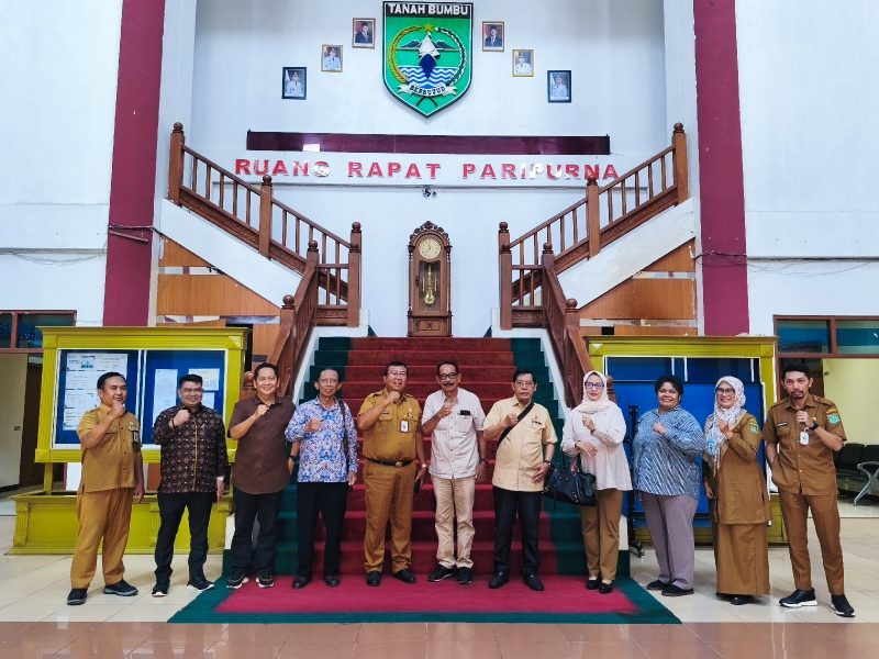 Rombongan Badan Anggaran (Banggar) DPRD Kabupaten Kotabaru saat berfoto bersama jajaran Sekretariat DPRD Tanah Bumbu usai melaksanakan kunjungan kerja di Ruang Rapat Paripurna DPRD Tanah Bumbu, Selasa (4/11/2025).