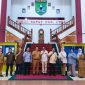 Rombongan Badan Anggaran (Banggar) DPRD Kabupaten Kotabaru saat berfoto bersama jajaran Sekretariat DPRD Tanah Bumbu usai melaksanakan kunjungan kerja di Ruang Rapat Paripurna DPRD Tanah Bumbu, Selasa (4/11/2025).