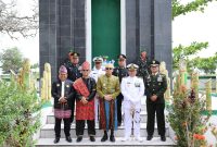 Jajaran Pimpinan DPRD Kabupaten Tanah Bumbu menghadiri tabur bunga di Makam Pahlawan Mattone, Kecamatan Kusan Hilir, Senin (10/11/2025).

