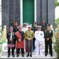 Jajaran Pimpinan DPRD Kabupaten Tanah Bumbu menghadiri tabur bunga di Makam Pahlawan Mattone, Kecamatan Kusan Hilir, Senin (10/11/2025).
