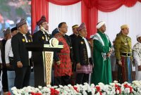 Wakil Ketua I DPRD Tanah Bumbu, H. Hasanuddin, bersama Wakil Ketua II H. Sya’bani Rasul mengikuti prosesi pengukuhan FKUB yang dipimpin Bupati Tanah Bumbu, Senin (10/11/2025).