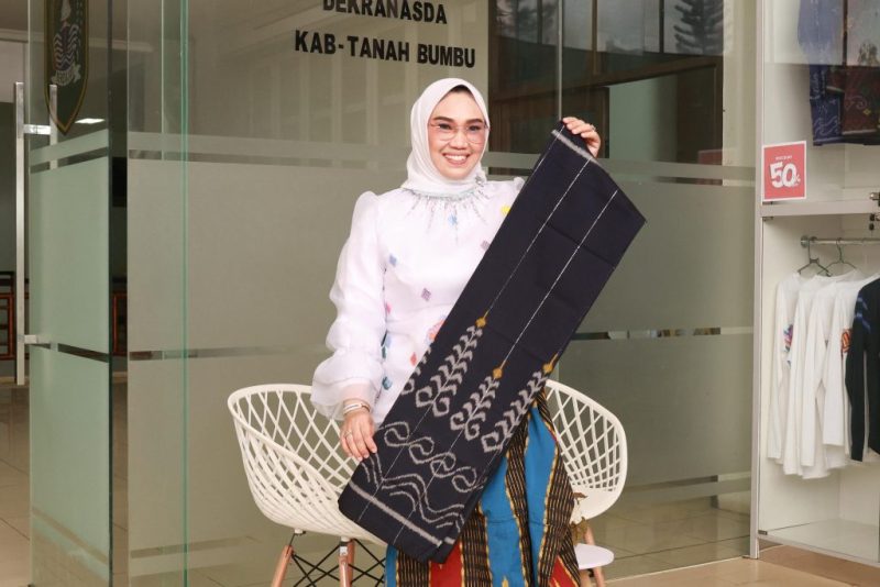 Andi Irmayani dorong pengrajin Tenun Tanah Bumbu berinovasi, lestarikan budaya, dan tingkatkan nilai ekonomi lokal.