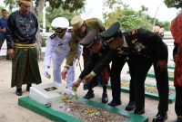 Bupati Tanah Bumbu Andi Rudi Latif memimpin ziarah dan tabur bunga di Taman Makam Pahlawan Matone, Kusan Hilir, dalam rangka peringatan Hari Pahlawan Nasional, Senin (10/11/2025).