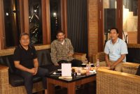 Anggota DPRD Tanah Bumbu dari Fraksi NasDem, Gusti Erwin (kiri), saat berdiskusi santai bersama tim usai meninjau kesiapan Desa Setarap dan Satui Timur sebagai calon Kampung Nelayan Merah Putih, Selasa (11/11/2025)