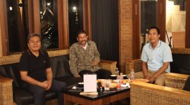 Anggota DPRD Tanah Bumbu dari Fraksi NasDem, Gusti Erwin (kiri), saat berdiskusi santai bersama tim usai meninjau kesiapan Desa Setarap dan Satui Timur sebagai calon Kampung Nelayan Merah Putih, Selasa (11/11/2025)