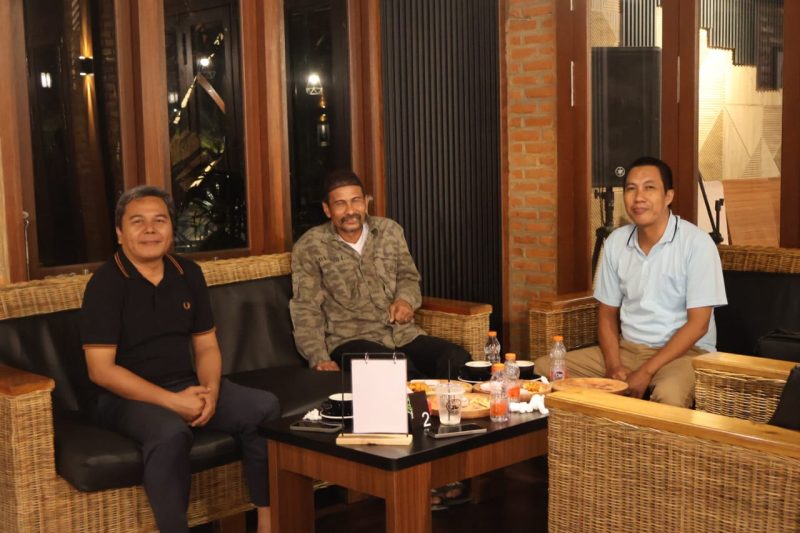 Anggota DPRD Tanah Bumbu dari Fraksi NasDem, Gusti Erwin (kiri), saat berdiskusi santai bersama tim usai meninjau kesiapan Desa Setarap dan Satui Timur sebagai calon Kampung Nelayan Merah Putih, Selasa (11/11/2025)