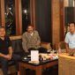 Anggota DPRD Tanah Bumbu dari Fraksi NasDem, Gusti Erwin (kiri), saat berdiskusi santai bersama tim usai meninjau kesiapan Desa Setarap dan Satui Timur sebagai calon Kampung Nelayan Merah Putih, Selasa (11/11/2025)