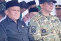 Wakil Ketua DPRD Tanbu H. Hasanuddin (kiri) bersama Bupati Tanbu Andi Rudi Latif saat menghadiri penutupan TMMD ke-126 di Desa Rejosari, Kecamatan Mantewe, Kamis (6/11/2025). (Ist)