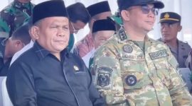Wakil Ketua DPRD Tanbu H. Hasanuddin (kiri) bersama Bupati Tanbu Andi Rudi Latif saat menghadiri penutupan TMMD ke-126 di Desa Rejosari, Kecamatan Mantewe, Kamis (6/11/2025). (Ist)