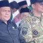 Wakil Ketua DPRD Tanbu H. Hasanuddin (kiri) bersama Bupati Tanbu Andi Rudi Latif saat menghadiri penutupan TMMD ke-126 di Desa Rejosari, Kecamatan Mantewe, Kamis (6/11/2025). (Ist)