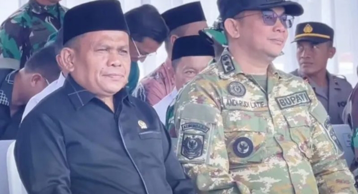 Wakil Ketua DPRD Tanbu H. Hasanuddin (kiri) bersama Bupati Tanbu Andi Rudi Latif saat menghadiri penutupan TMMD ke-126 di Desa Rejosari, Kecamatan Mantewe, Kamis (6/11/2025). (Ist)