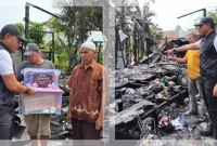 Bupati Tanah Laut H. Rahmat Trianto meninjau langsung lokasi kebakaran di Jalan Dharma RT 14, Pelaihari, serta menyerahkan bantuan darurat kepada warga terdampak, Jumat (7/11/2025).