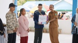 Pemkab Tanah Bumbu gelar pasar murah di Desa Angsana untuk membantu warga memperoleh kebutuhan pokok jelang Nataru 2025.