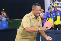 Wakil Bupati Tanah Laut melakukan servis perdana menandai dimulainya pertandingan tenis meja Porprov XII Kalimantan Selatan di Pelaihari.