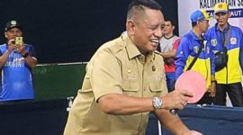 Wakil Bupati Tanah Laut melakukan servis perdana menandai dimulainya pertandingan tenis meja Porprov XII Kalimantan Selatan di Pelaihari.