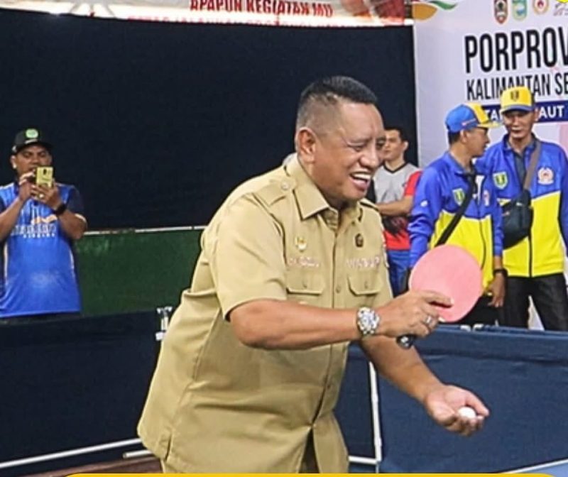 Wakil Bupati Tanah Laut melakukan servis perdana menandai dimulainya pertandingan tenis meja Porprov XII Kalimantan Selatan di Pelaihari.