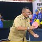 Wakil Bupati Tanah Laut melakukan servis perdana menandai dimulainya pertandingan tenis meja Porprov XII Kalimantan Selatan di Pelaihari.