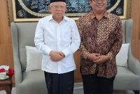 Wakil Presiden RI ke-13 KH. Ma’ruf Amin bersama ketua Umun Serikat Media Siber Indonesia (SMSI) pusat usai pertemuan silaturahmi di kediaman beliau, Jakarta, Selasa (4/11/2025).