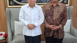 Wakil Presiden RI ke-13 KH. Ma’ruf Amin bersama ketua Umun Serikat Media Siber Indonesia (SMSI) pusat usai pertemuan silaturahmi di kediaman beliau, Jakarta, Selasa (4/11/2025).