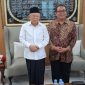 Wakil Presiden RI ke-13 KH. Ma’ruf Amin bersama ketua Umun Serikat Media Siber Indonesia (SMSI) pusat usai pertemuan silaturahmi di kediaman beliau, Jakarta, Selasa (4/11/2025).