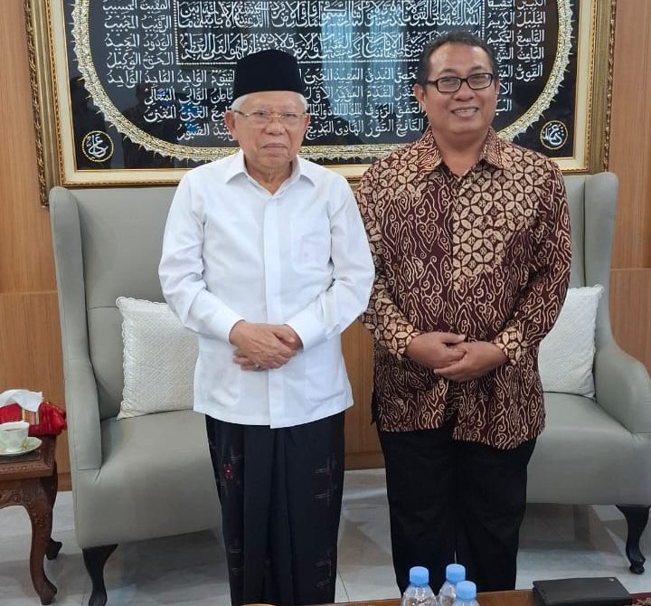 Wakil Presiden RI ke-13 KH. Ma’ruf Amin bersama ketua Umun Serikat Media Siber Indonesia (SMSI) pusat usai pertemuan silaturahmi di kediaman beliau, Jakarta, Selasa (4/11/2025).