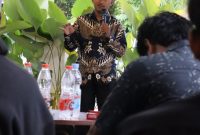Ketua DPW AMAN Kalimantan Tengah, Tirta Yoga Panuntun, menyampaikan sambutan saat Dialog Kebangsaan dan deklarasi dukungan gelar pahlawan untuk Soeharto di Palangka Raya, Jumat (8/11/2025).