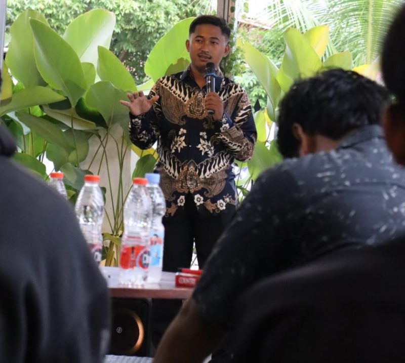 Ketua DPW AMAN Kalimantan Tengah, Tirta Yoga Panuntun, menyampaikan sambutan saat Dialog Kebangsaan dan deklarasi dukungan gelar pahlawan untuk Soeharto di Palangka Raya, Jumat (8/11/2025).