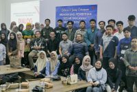Sejumlah mahasiswa hadir antusias dalam diskusi publik AMAN Kalsel terkait pemberian gelar Pahlawan Nasional untuk Presiden kedua RI, Soeharto di Wetland Square, Banjarmasin, Sabtu (8/11/2025).