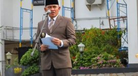 Bupati Tanah Laut H. Rahmat Trianto memimpin upacara peringatan Hari Pahlawan ke-80 di halaman Kantor Bupati Tanah Laut, Senin (10/11/2025).