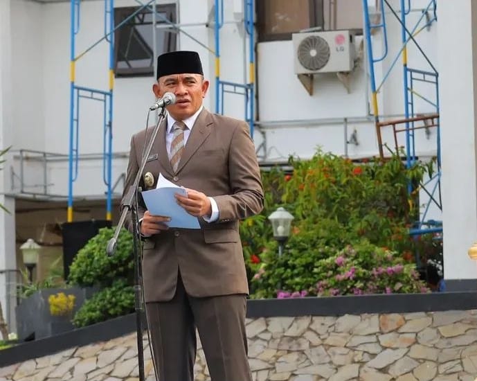 Bupati Tanah Laut H. Rahmat Trianto memimpin upacara peringatan Hari Pahlawan ke-80 di halaman Kantor Bupati Tanah Laut, Senin (10/11/2025).