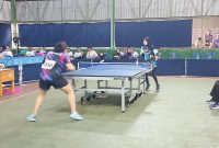 Atlet tenis meja Tanah Laut tengah berlaga dengan penuh semangat pada pertandingan Porprov XII Kalimantan Selatan 2025.