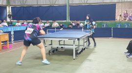 Atlet tenis meja Tanah Laut tengah berlaga dengan penuh semangat pada pertandingan Porprov XII Kalimantan Selatan 2025.