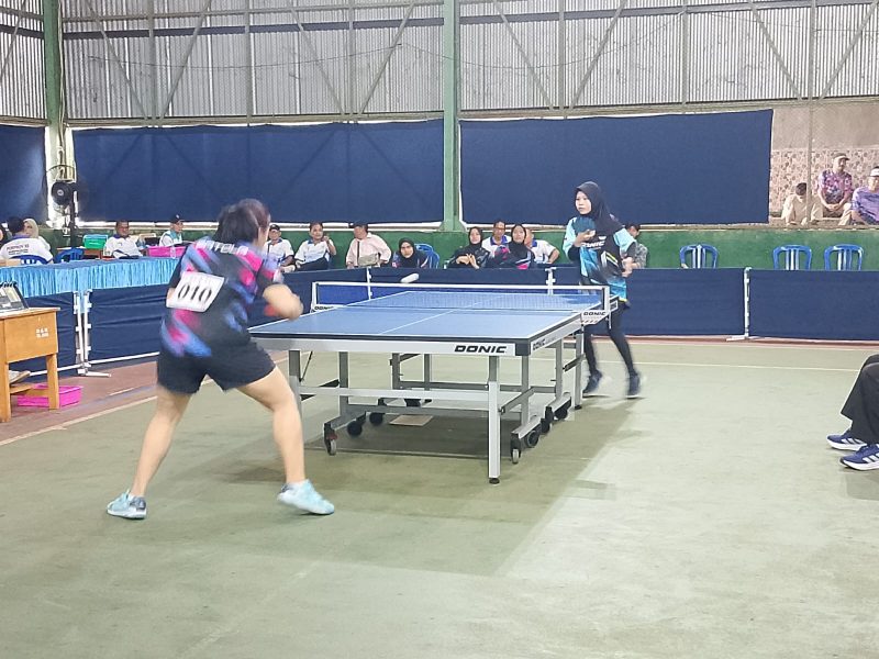Atlet tenis meja Tanah Laut tengah berlaga dengan penuh semangat pada pertandingan Porprov XII Kalimantan Selatan 2025.