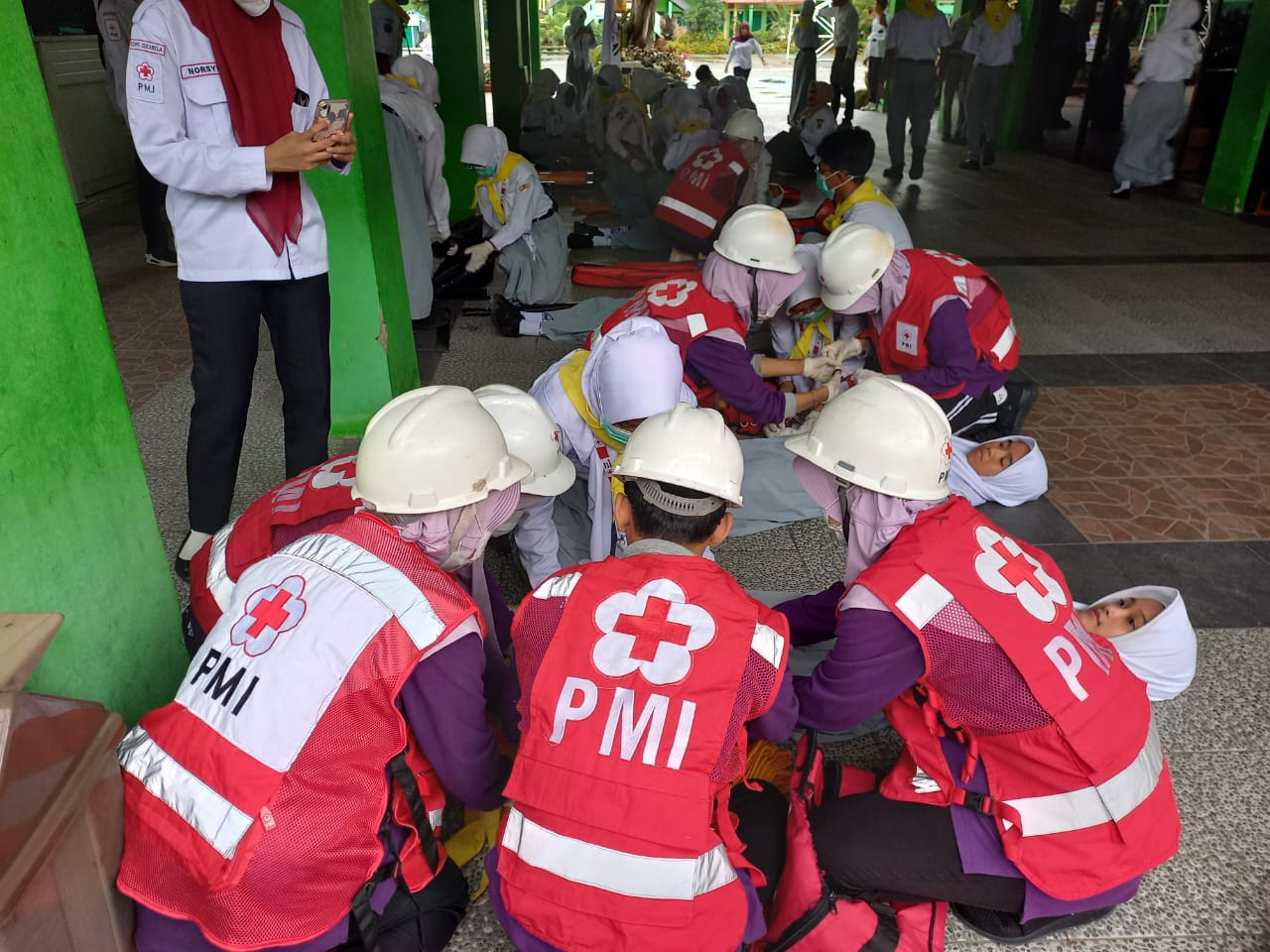 KSR PMI STIKes Intan dan PMR SMAN 1 Martapura melakukan pelatihan kesiapsiagaan bencana dan simulasi kebakaran bersama.