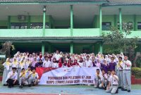 KSR PMI STIKes Intan dan PMR SMAN 1 Martapura melakukan pelatihan kesiapsiagaan bencana dan simulasi kebakaran bersama.