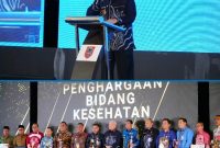 Wakil Bupati Tanah Laut HM Zazuli menerima penghargaan dari Gubernur Kalimantan Selatan H. Muhidin pada kegiatan Musrenbangkesda 2025 di Banjarmasin, Selasa (11/11/2025).