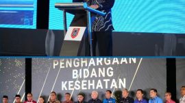 Wakil Bupati Tanah Laut HM Zazuli menerima penghargaan dari Gubernur Kalimantan Selatan H. Muhidin pada kegiatan Musrenbangkesda 2025 di Banjarmasin, Selasa (11/11/2025).