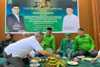 Sekretaris DPW PKB Kalsel H. Hormansyah bersama jajaran pengurus DPW PKB Kalsel memotong tumpeng pada acara tasyakuran dan doa bersama sekaligus dialog interaktif tentang penganugerahan gelar Pahlawan Nasional kepada KH Abdurrahman Wahid (Gus Dur) dan Syaikhona Mohammad Kholil di Sekretariat DPW PKB Kalsel, Banjarmasin, Rabu (12/11/2025).