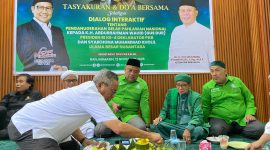 Sekretaris DPW PKB Kalsel H. Hormansyah bersama jajaran pengurus DPW PKB Kalsel memotong tumpeng pada acara tasyakuran dan doa bersama sekaligus dialog interaktif tentang penganugerahan gelar Pahlawan Nasional kepada KH Abdurrahman Wahid (Gus Dur) dan Syaikhona Mohammad Kholil di Sekretariat DPW PKB Kalsel, Banjarmasin, Rabu (12/11/2025).