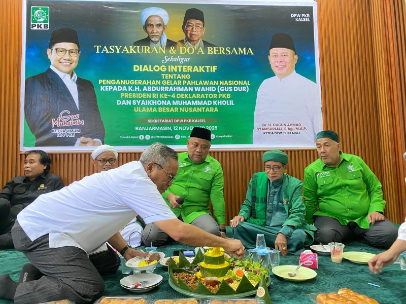 Sekretaris DPW PKB Kalsel H. Hormansyah bersama jajaran pengurus DPW PKB Kalsel memotong tumpeng pada acara tasyakuran dan doa bersama sekaligus dialog interaktif tentang penganugerahan gelar Pahlawan Nasional kepada KH Abdurrahman Wahid (Gus Dur) dan Syaikhona Mohammad Kholil di Sekretariat DPW PKB Kalsel, Banjarmasin, Rabu (12/11/2025).