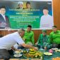Sekretaris DPW PKB Kalsel H. Hormansyah bersama jajaran pengurus DPW PKB Kalsel memotong tumpeng pada acara tasyakuran dan doa bersama sekaligus dialog interaktif tentang penganugerahan gelar Pahlawan Nasional kepada KH Abdurrahman Wahid (Gus Dur) dan Syaikhona Mohammad Kholil di Sekretariat DPW PKB Kalsel, Banjarmasin, Rabu (12/11/2025).
